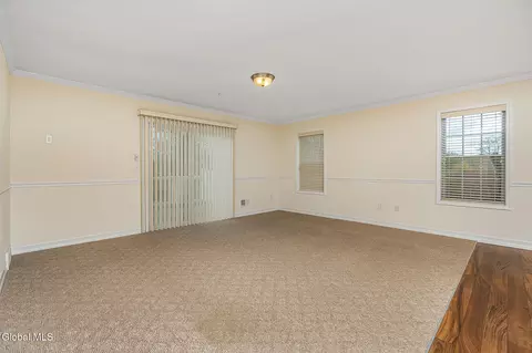 Living - 140 Paddock Cir, Schenectady, NY 12306 photo 2 of 3