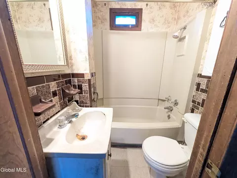 Bath - 16 Paulding St, Schenectady, NY 12308 photo 2 of 2