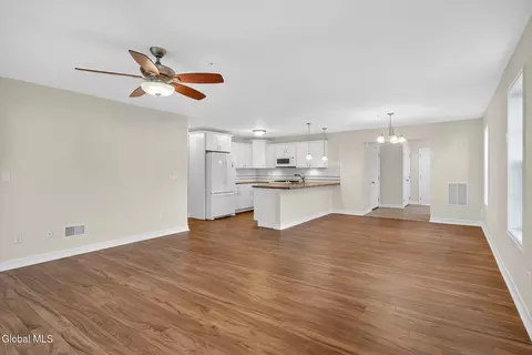 178 Paddock Cir, Schenectady, NY 12306 photo 9