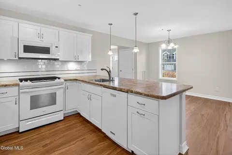 178 Paddock Cir, Schenectady, NY 12306 photo 8