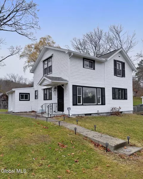 21 Hovey Ave, Hoosick Falls, NY 12090