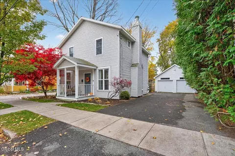 16 Hutchins St, Saratoga Springs, NY 12866