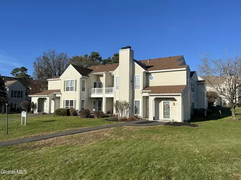 622 Apex Ln, Troy, NY 12182
