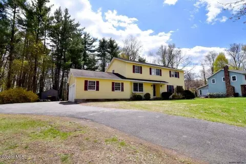 8 Raspberry Dr, Malta, NY 12020 photo 2