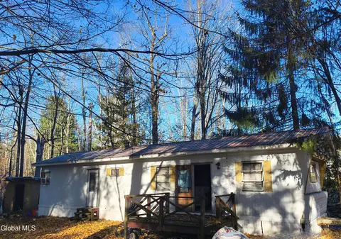 121 Bushnell Rd, Mayfield, NY 12117
