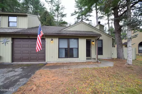 34 Margaret Dr, Queensbury, NY 12804