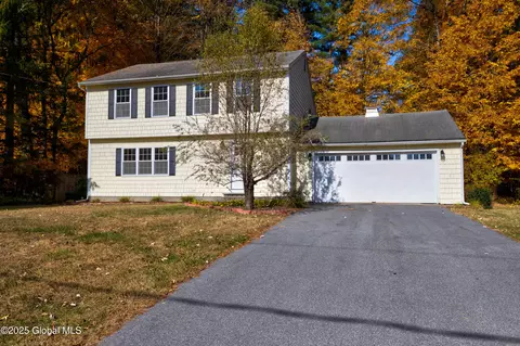 8 Pinehurst Dr, Saratoga Springs, NY 12866