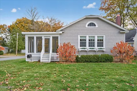 1158 Hedgewood Ln, Niskayuna, NY 12309