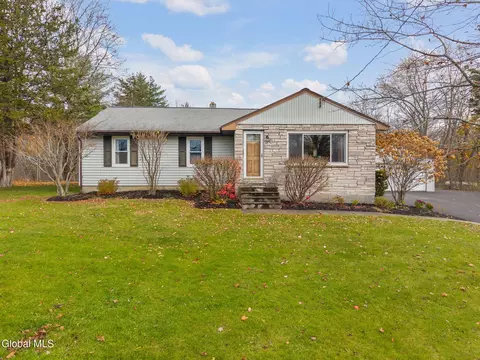 152 Crow Ridge Rd, Voorheesville, NY 12186