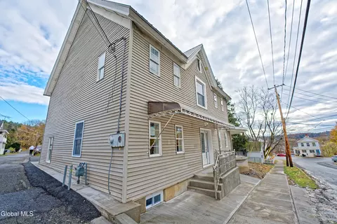 2 Cemetery St, Fonda, NY 12068