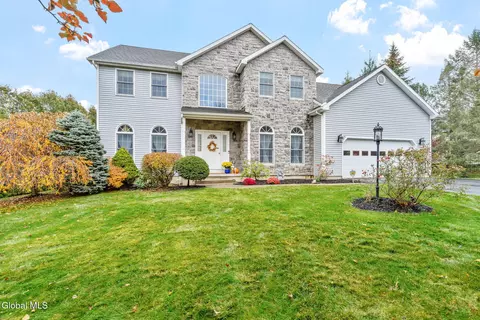 321 Saint Ann Dr, Niskayuna, NY 12309