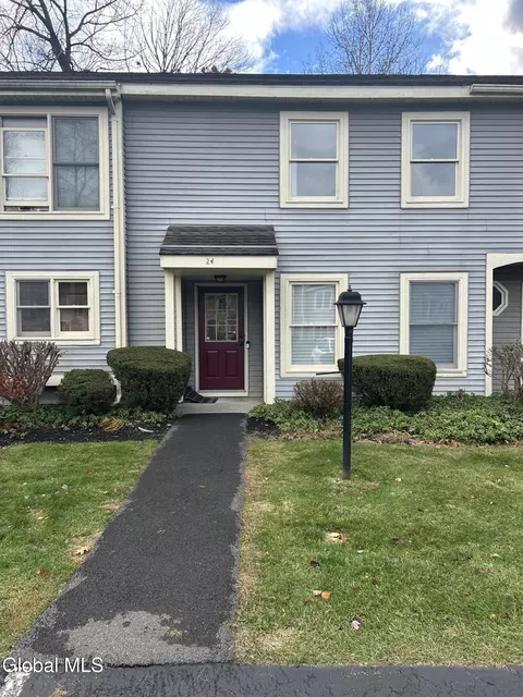 24 Minuteman Ct, Halfmoon, NY 12065