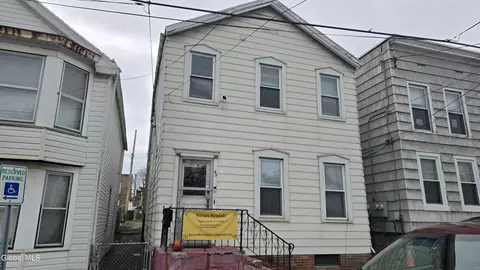 95 14th St, Troy, NY 12180