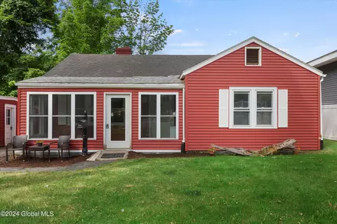 20 Gardner Ter, Delmar, NY 12054