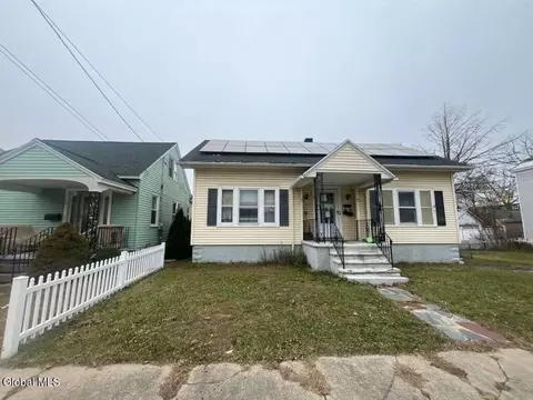 8 Chester St, Schenectady, NY 12304