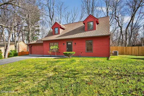 203 Woodscape Dr, Albany, NY 12203