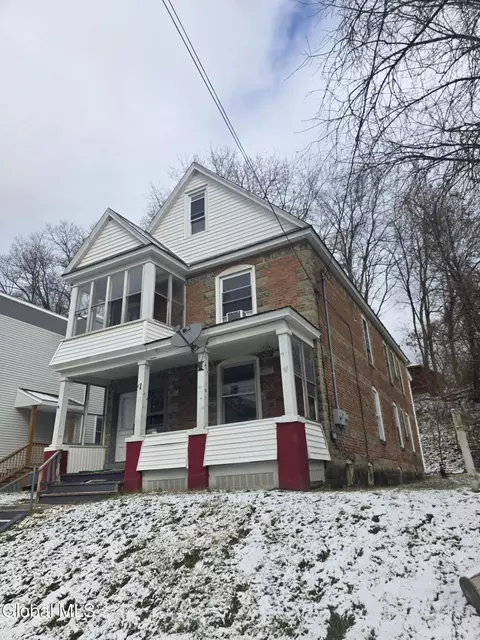 26 Van Derveer St, Amsterdam, NY 12010