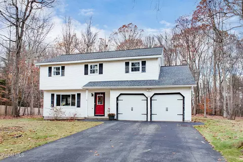 101 Wineberry Ln, Malta, NY 12020