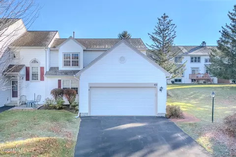 42 Malibu Hl, Rensselaer, NY 12144
