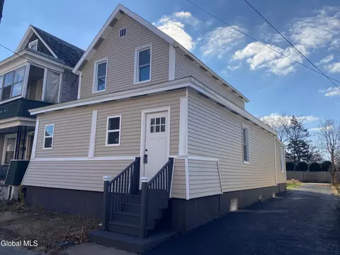 Exterior - 1084 Webster St, Schenectady, NY 12303 photo 3 of 4