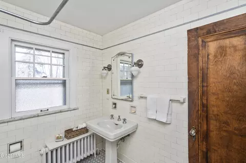 Bath - 815 Wright Ave, Schenectady, NY 12309 photo 2 of 3