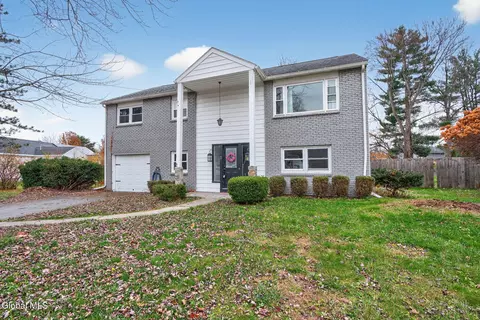 3 Greenway Dr, Glenville, NY 12302