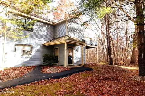 208 Yorktown Dr, Halfmoon, NY 12065