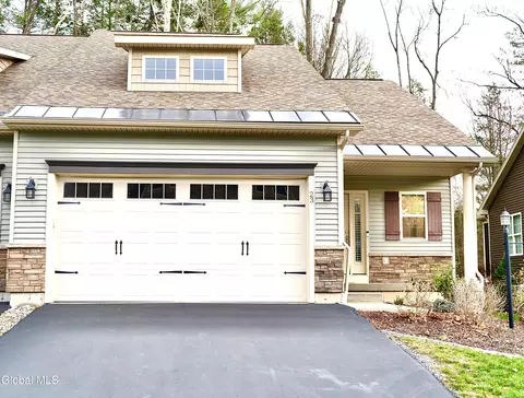 23 Canterbury Ln, Delmar, NY 12054