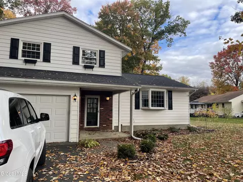 3 Flamingo Ln, Waterford, NY 12188