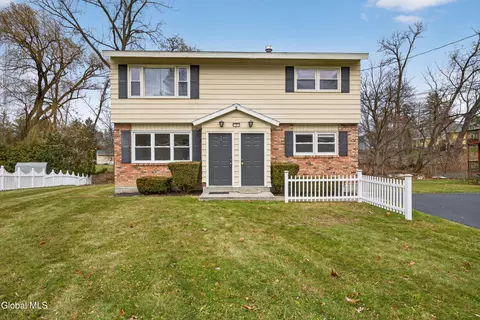 7 Apple Blossom Ln, Albany, NY 12205