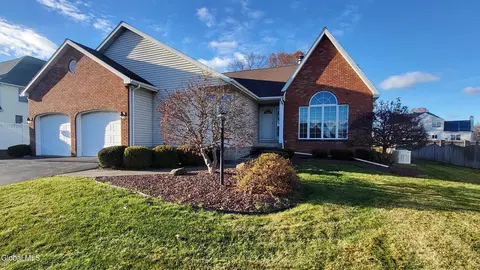 19 Dogwood Ln, Albany, NY 12211
