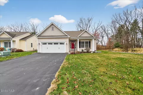 18 Lakepointe Way, Saratoga Springs, NY 12866