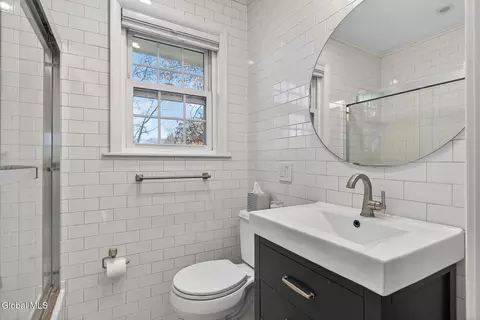 Bath - 63 Greenock Rd, Delmar, NY 12054 photo 2 of 5