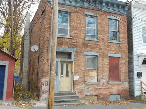 11 101st St, Troy, NY 12180