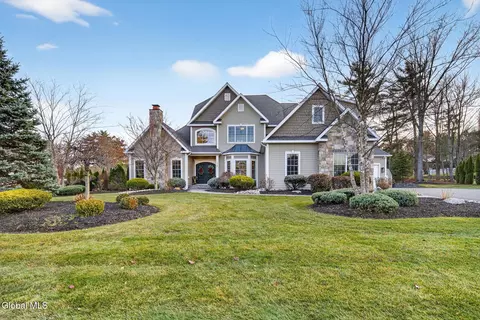 220 Brittany Pl, Niskayuna, NY 12309