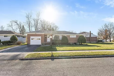 25 Gingerbread Ln, Albany, NY 12208