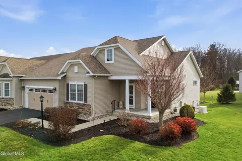 27 Rosemore Pl, Mechanicville, NY 12118