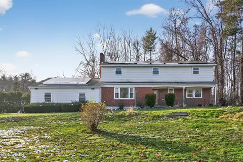 17 Woodshire Ct, Ballston Lake, NY 12019