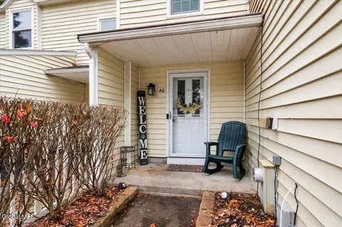 40 Deer Run Dr, Ballston Spa, NY 12020