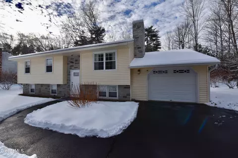 7 White Pine Ln, Saratoga Springs, NY 12866