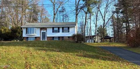 12 Clove Ct, Clifton Park, NY 12065