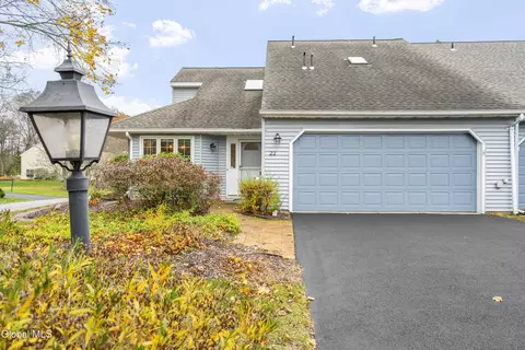 22 York Rd, Glenmont, NY 12077