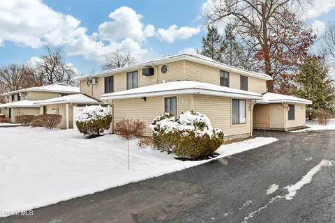 88 Yorkshire Dr, East Greenbush, NY 12061