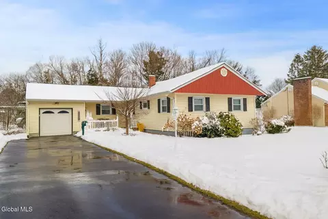 13 E Saint Stephens Ln, Glenville, NY 12302