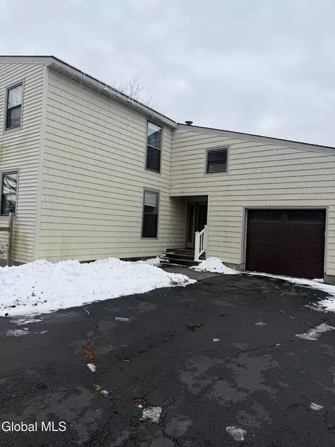 8 Franklin St, Delmar, NY 12054