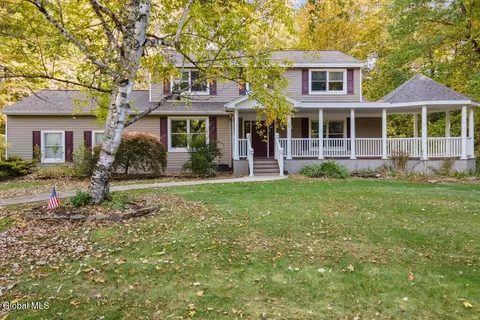 6 Bishops Ct, Queensbury, NY 12804