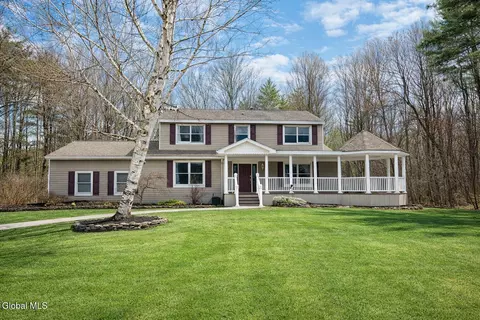 6 Bishops Ct, Queensbury, NY 12804