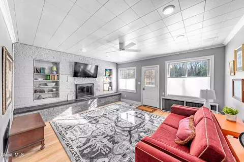 Living - 983 Us Route 9w, Selkirk, NY 12158 photo 1 of 2
