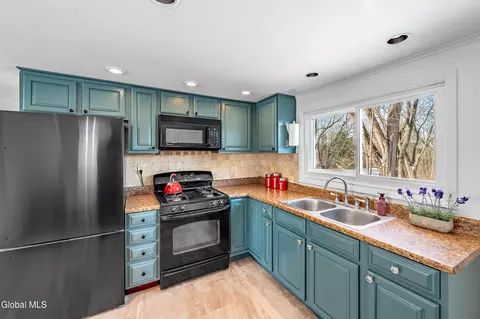 Kitchen - 983 Us Route 9w, Selkirk, NY 12158 photo 1 of 1