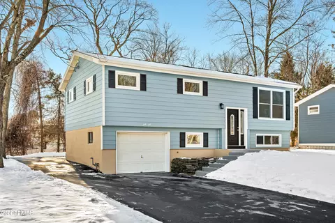 61 Rapple Dr, Colonie, NY 12205
